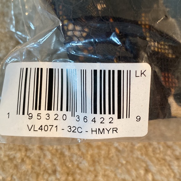 New in original bags Venus bras - Picture 3 of 8